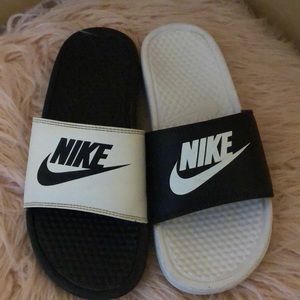 🌹SOLD 🌹Unisex Sandals Black & White